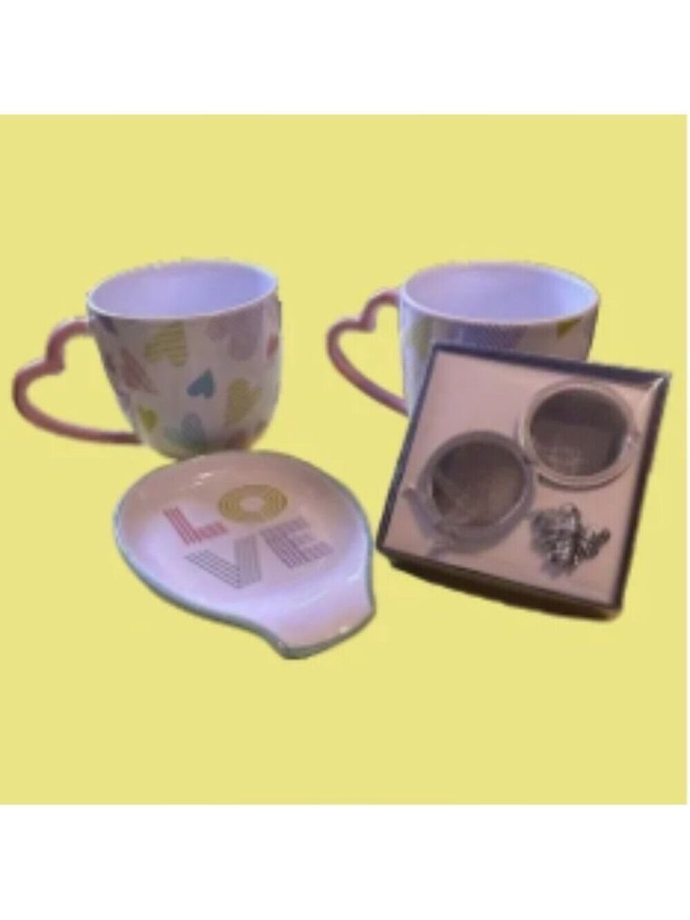 heart-printed pink cups and spoon rest, along with the cute bumble bee tea ball - Picture 5 of 6